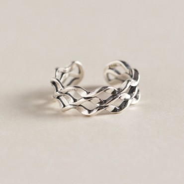 Hollow Mobius Twists Open Ring